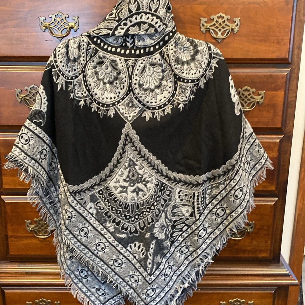 Accessory Street black and white white shrug NWT - Picture 3 of 5